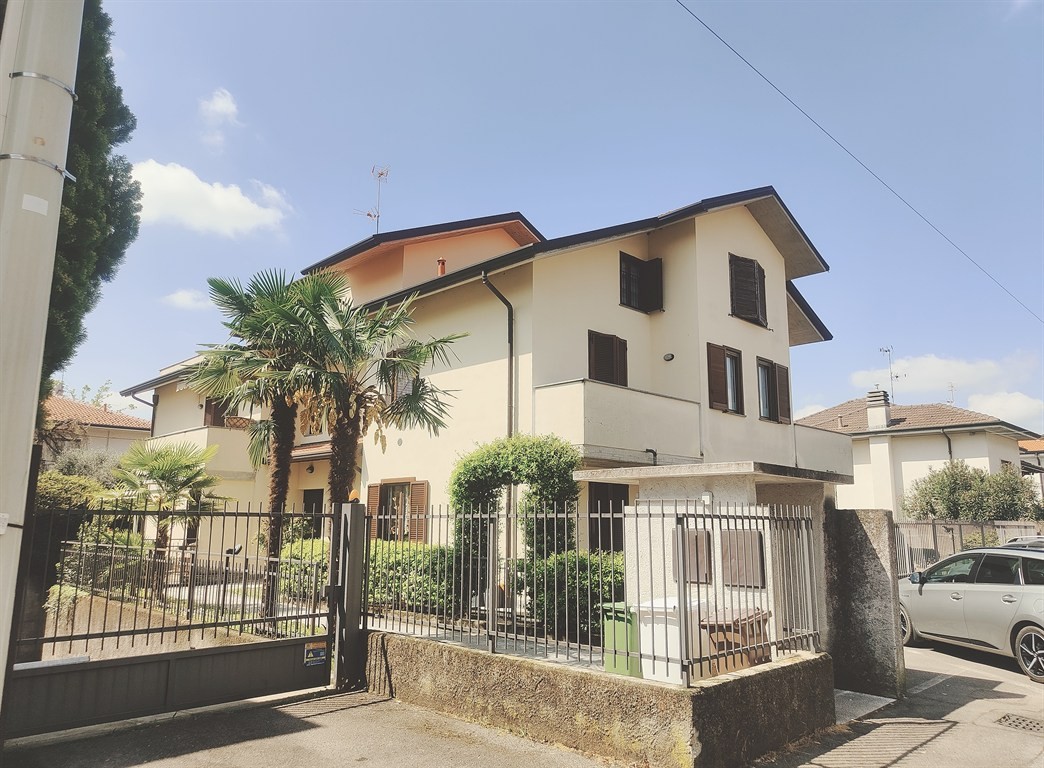 TRILOCALE MANSARDATO CON DOPPIO TERRAZZO, BOX E CANTINA