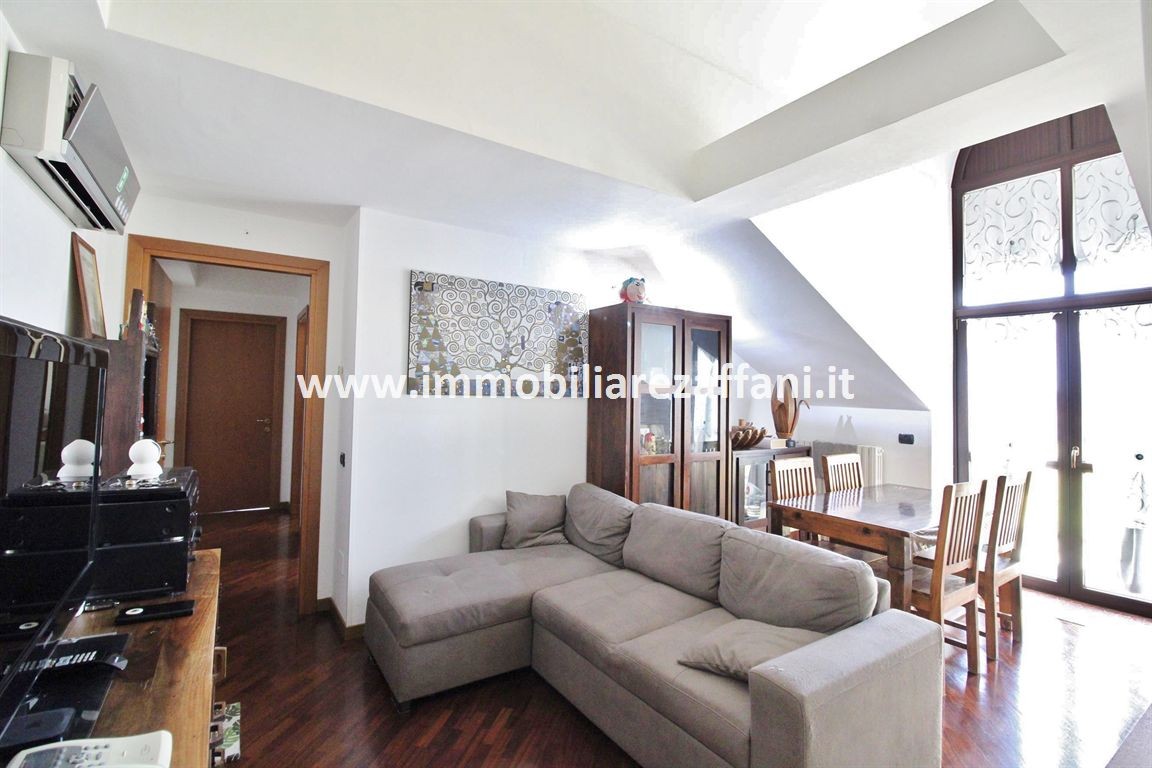 Appartamento mansardato di tre locali oltre servizi