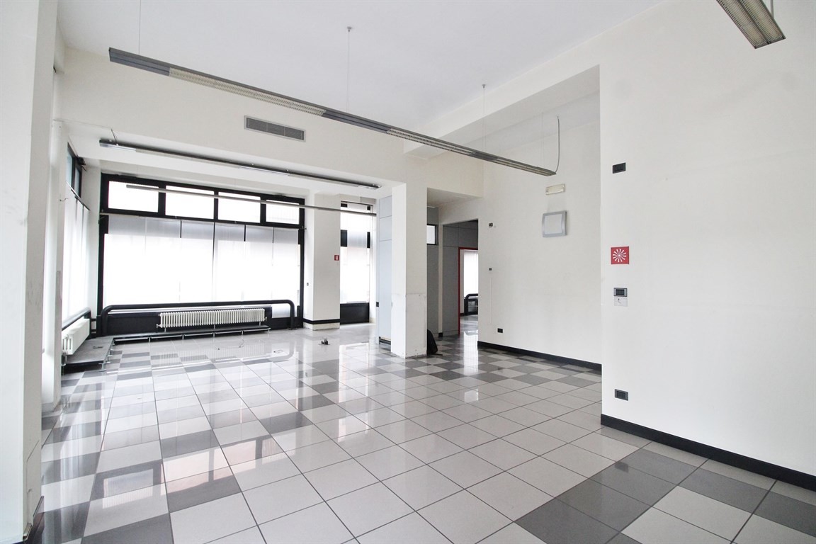 Locale commerciale con vetrine angolari nel cuore del centro cittadino